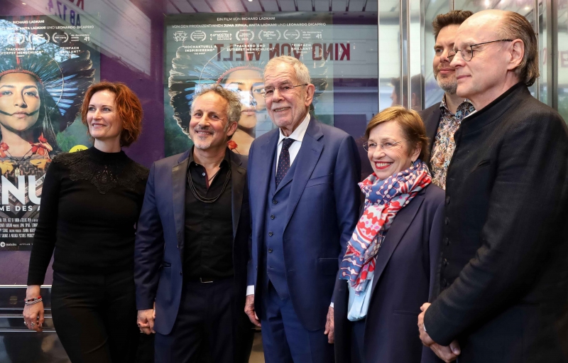 Anita Ladkani, Richard Ladkani, el presidente Alexander Van der Bellen y la primera dama Doris Schmidauer en la premiere del 10.º Cine Latino Festival de Viena.