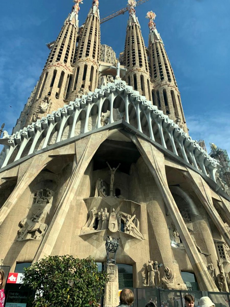 Die Sagrada Familia in Barcelona von Antoni Gaudí begann vor 140 Jahren. Der Bau befindet sich nun in seiner Endphase, 70% sind mittlerweile fertiggestellt.