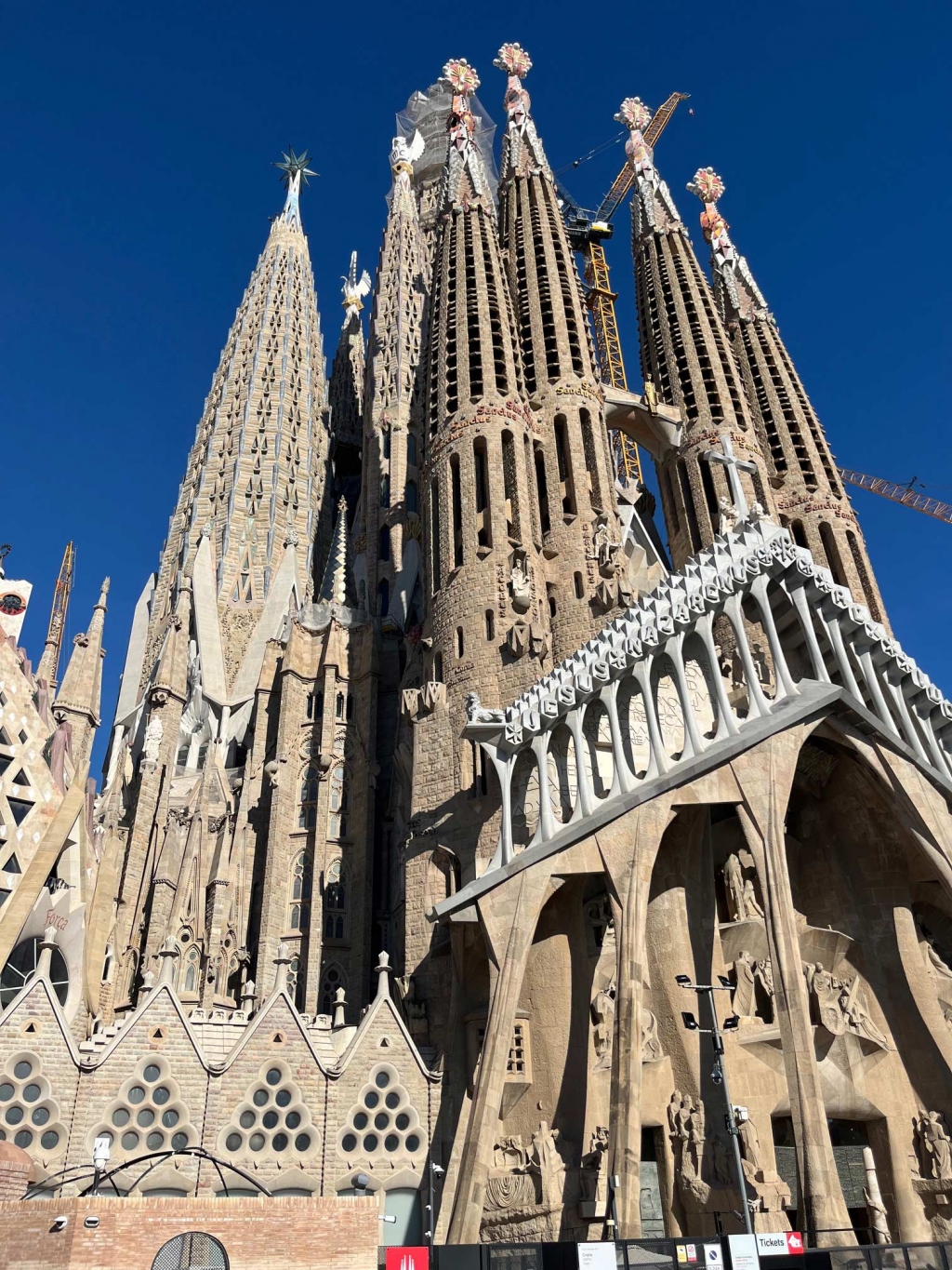 La nueva cruz de la Sagrada Familia