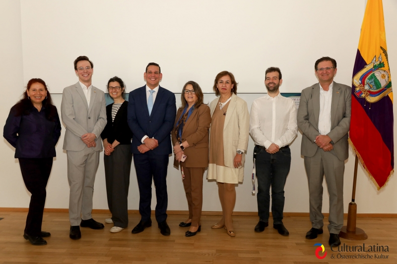 S.E. Mireya Muñoz, Embajadora de Ecuador en Austria, acompañada por su equipo de trabajo y distinguidos promotores turísticos.