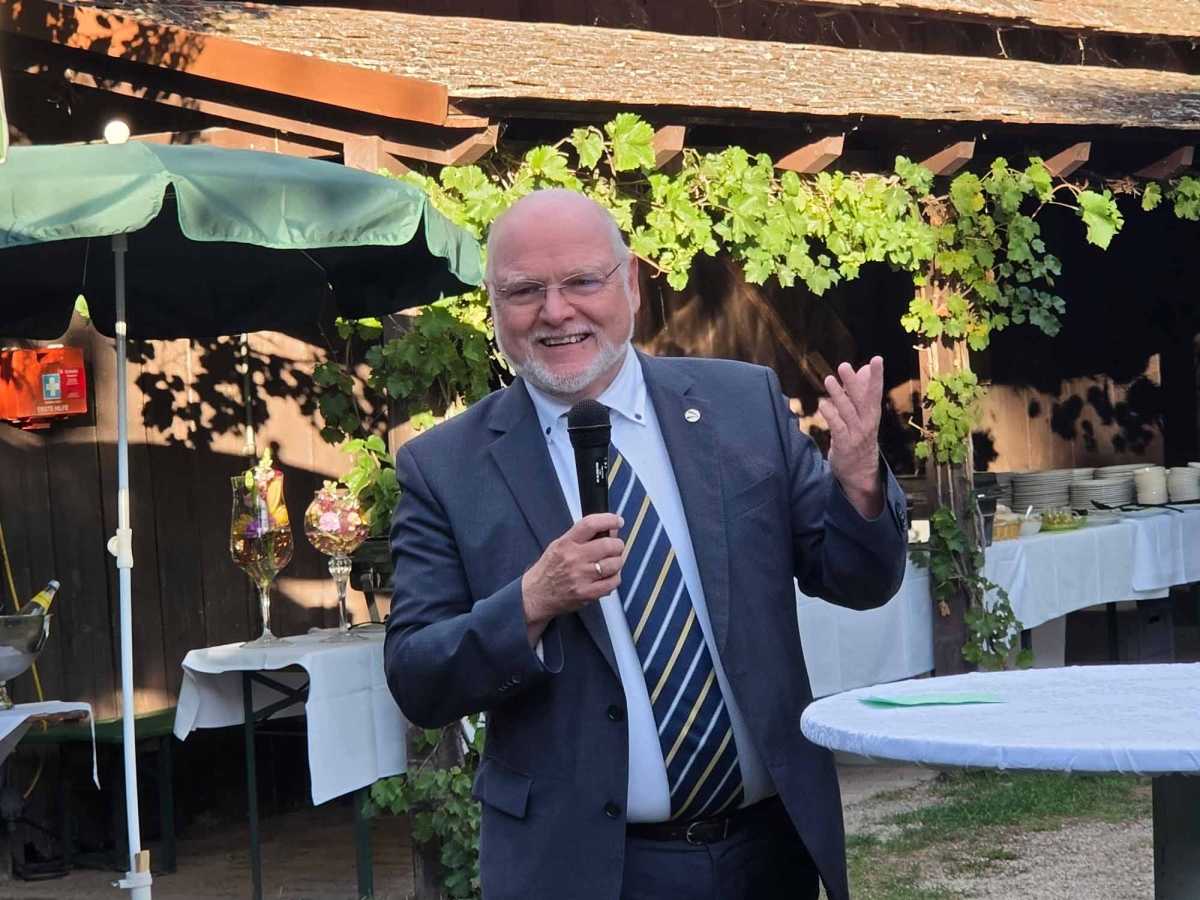 PaN-Präsident Hermann Mückler bei seiner Begrüßungsrede über Dialog und persönliche Begegnungen zwischen den Nationen.