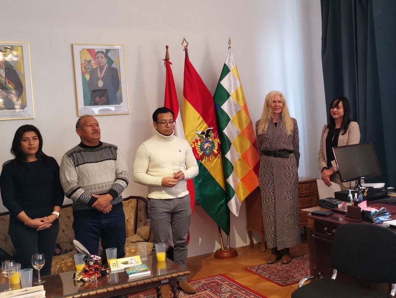 Geschäftsträgerin María Jolanta Materna Gorna zusammen mit der Beauftragten für Konsular- und Kulturangelegenheiten Adriana Foronda Barrionuevo sowie einigen Teilnehmern der Feier zum "15. Jahrestag der Gründung des plurinationalen Staates Bolivien" in Österreich. Foto: CulturaLatina