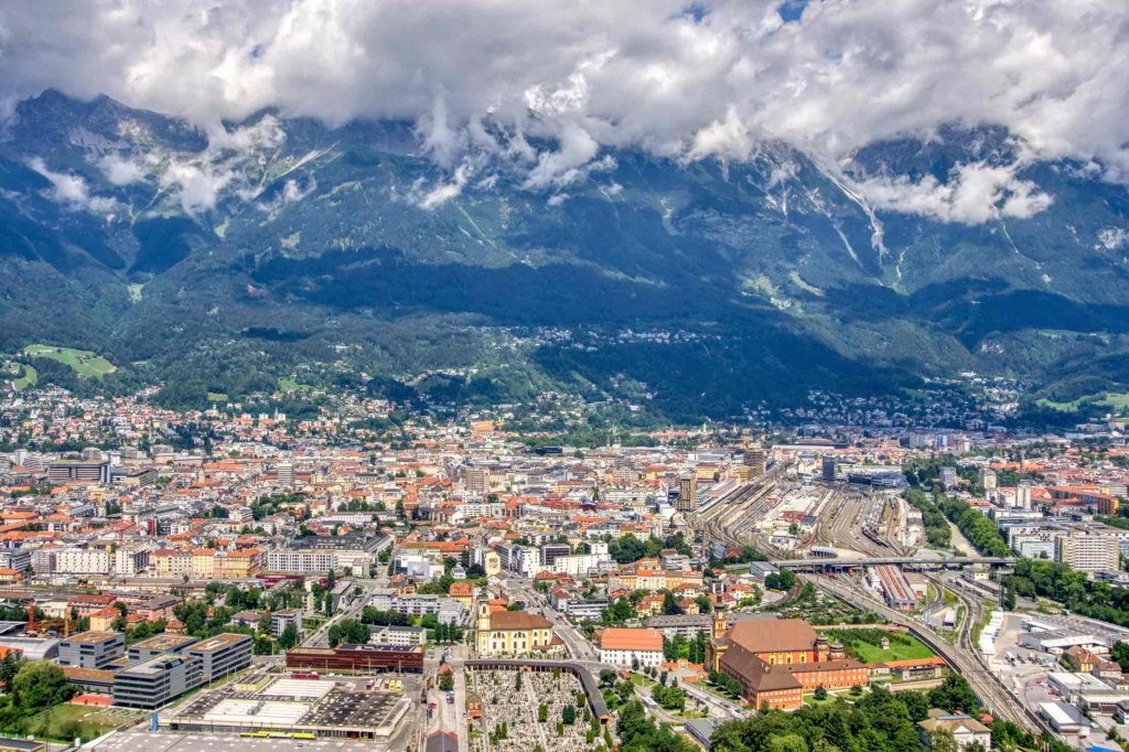 Vista panorámica de Innsbruck, capital del estado federado Tirol, en el oeste de Austria.