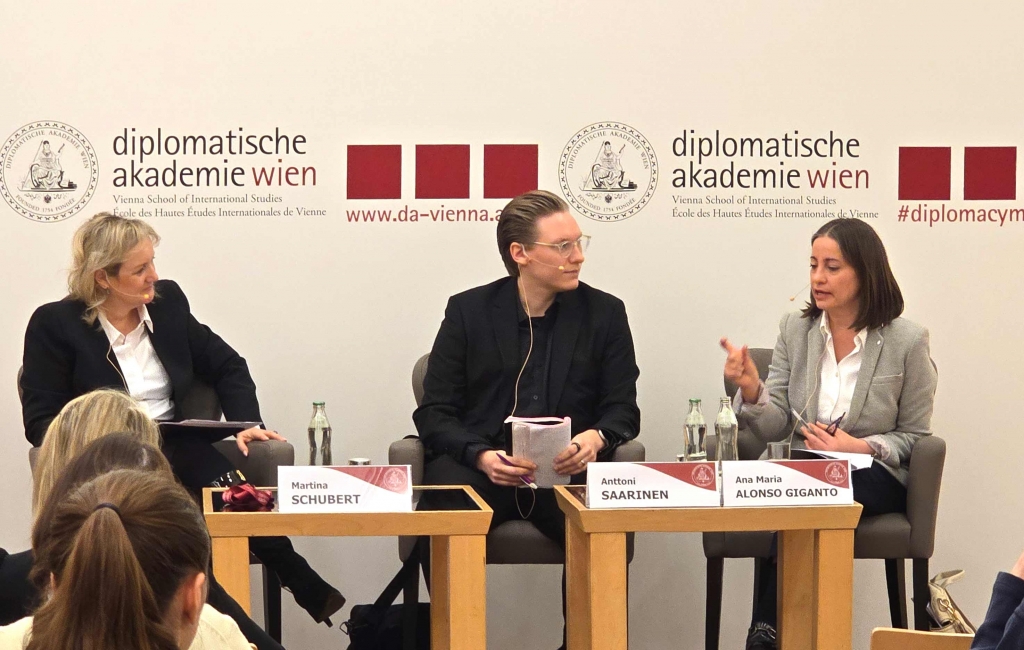 Martina Schubert, Anttoni Saarinen y Ana María Alonso Giganto durante la mesa redonda sobre igualdad y toma de decisiones celebrada en la Academia Diplomática de Viena.