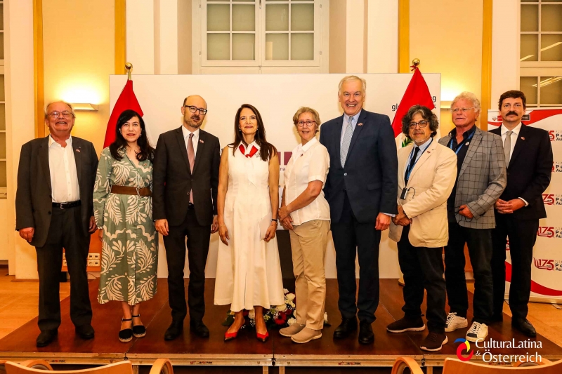 De izquierda a derecha: Dr. Friedrich Edelmayer, Dra. Elizabeth Montañez Sanabria, embajador Florian Korczak, embajadora María Eugenia Echeverría Herrera, Dra. Milagros Martínez-Flener, embajador Martin Eichtinger, Dr. Fernando Iwasaki Cauti, Dr. Ernst Steinicke y Dr. David Schriffl.