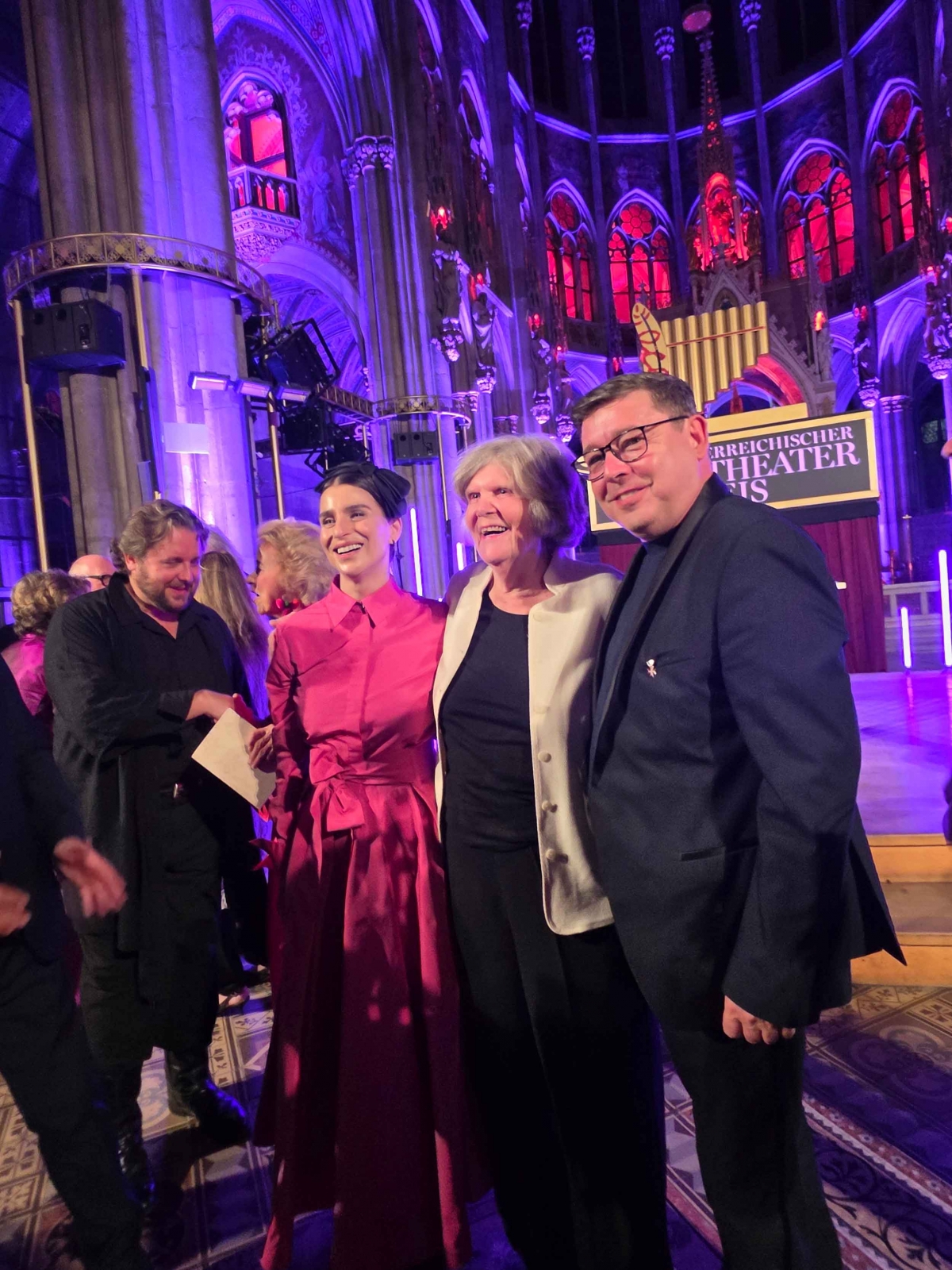 Asmik Grigorian, Anja Silja und Karl-Michael Ebner beim Österreichischen Musiktheaterpreis 2026 in der Wiener Votivkirche.