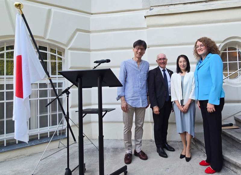 De izq. a der.:  S.E. Sr. Atsushi Kaifu, Dr. Robert Floyd, Sra. Mika Kaifu y moderadora Dina.