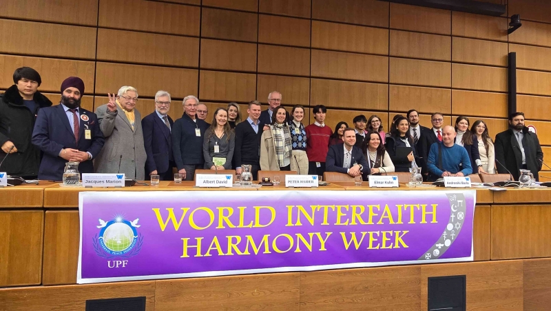 Organizadores, conferencistas, líderes religiosos y académicos, jóvenes, representantes de los medios de comunicación y del cuerpo diplomático, unidos por la Armonía Interconfesional.
