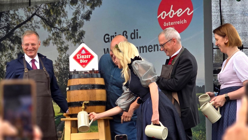 El gobernador Thomas Stelzer junto con Klaus Herrmann, redactor jefe del periódico Kronen Zeitung, Michaela Langer-Weninger (consejera de agricultura), la presentadora Silvia Schneider y el maestro cervecero Martin Simeon de Brau Union, durante el tradicional Bieranstich.