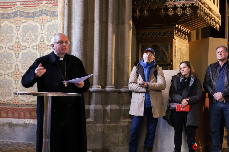 Dr. Werner Freistetter, Militärbischof für Österreich und verantwortlich für internationale Zusammenarbeit und Weltkirche innerhalb der Österreichischen Bischofskonferenz, während seiner Eröffnungsworte. Im Hintergrund Vertreter:innen von horizont3000: Klaus Ebenhöh, Kristina Kroyer und Thomas Vogel.