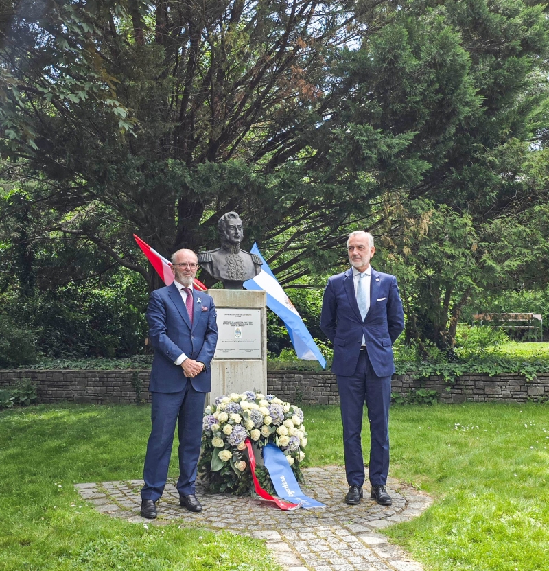Christian Koidl, presidente de la Sociedad Austriaco-Argentina, y Gustavo Rodolfo Zlauvinen, embajador de la República Argentina en Austria