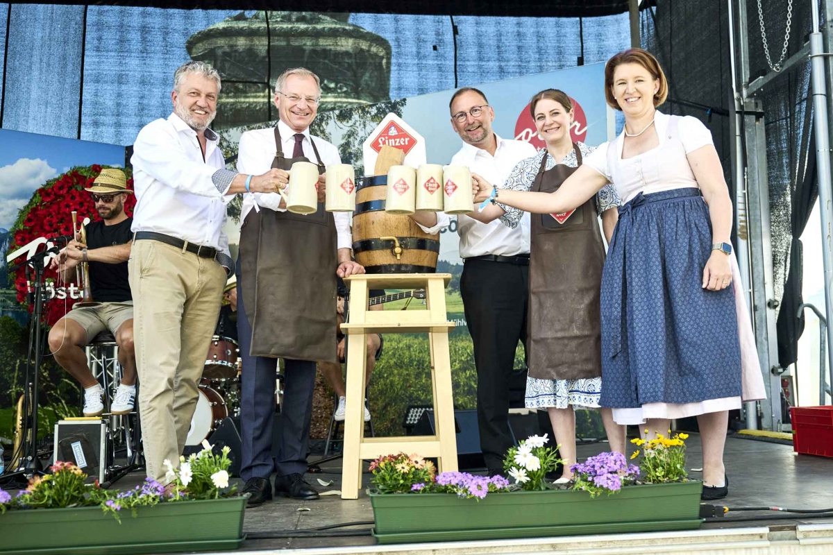 LH Stelzer mit LRin Langer-Weninger beim Bieranstich im Rahmen der Eröffnung der OÖ Sommerfrische in Wien.