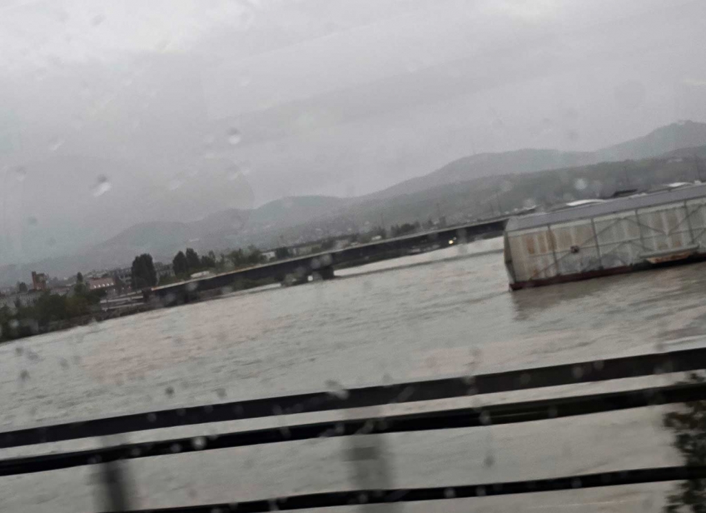 Las fuertes lluvias y el desbordamiento del Danubio provocaron importantes inundaciones en algunas partes de Baja Austria, Alta Austria y Viena. Sin embargo, las eficientes medidas de protección y los sistemas de drenaje han evitado mayores daños, estabilizando los niveles de agua en algunas zonas clave.
