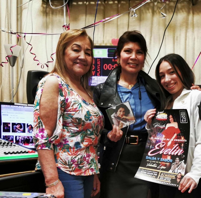 Valentina y su abuela Yolanda López y moderadora de radio Bethy de La Cruz