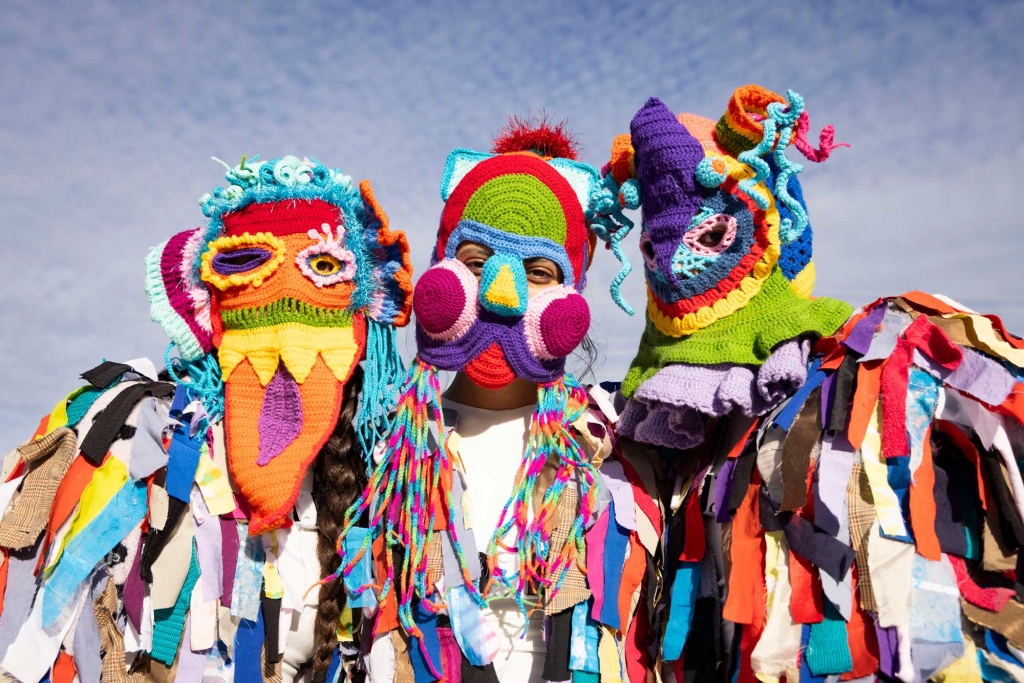 Las máscaras diseñadas por Marisel Bongola para la performance encarnan la metamorfosis y la capacidad de fusionarnos con el entorno, superando las fronteras entre lo humano, lo animal y lo vegetal.