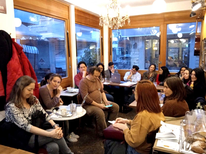 Teilnehmer:innen der Veranstaltung „Einführung in das österreichische Bildungssystem“ mit Ing. Alejandro Peña, die am 25. März im Cafe „Ignaz&amp;Rosalia“ am Meidlinger Markt stattfand.
