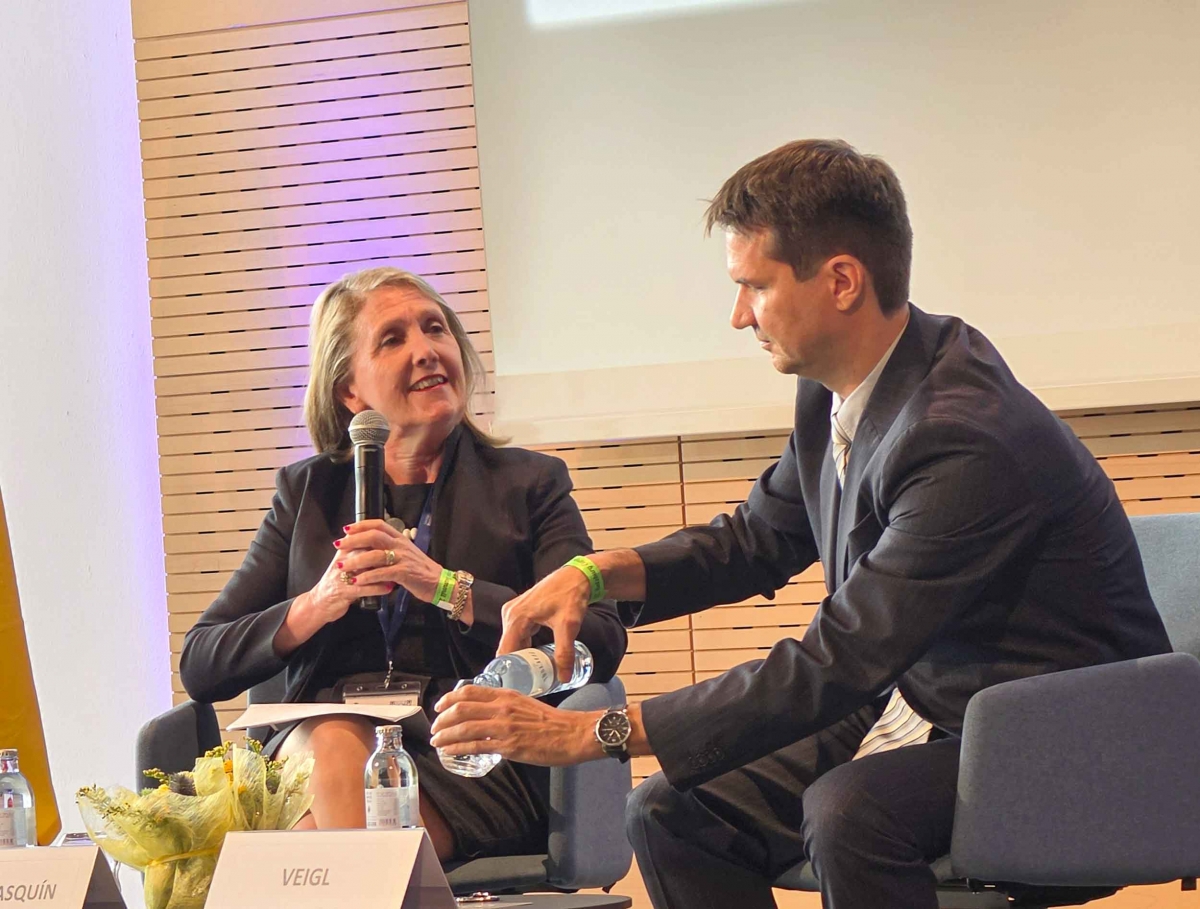 María Mejía, Embajadora de España en Austria, y Stefan Veigl, redactor de Política Exterior de Salzburger Nachrichten.
