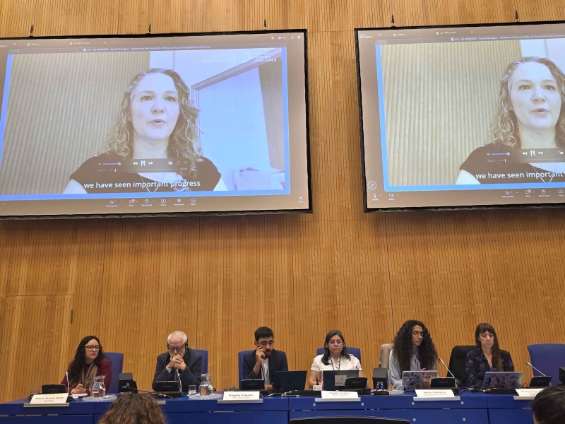 De izquierda a derecha: Nathalia Sánchez García (Colombia), Dr. Gabriel Rossi (Uruguay), Rogelio Salgado (CEA Justicia Social, México), Claudia Cardona (Mujeres Libres, Colombia), Geras Contreras (Universidad de los Andes, moderación) y Macarena Fernández Hofmann (Centro de Estudios Legales y Sociales - Argentina). En las pantallas superiores interviene por video la investigadora Sara Hulsey.