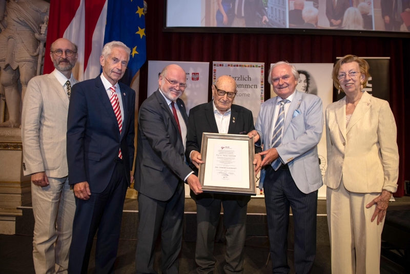 Der PaN-Vorstand (Mag. Lukas Marcel Vosicky, Dr. Oskar Wawra, Prof. Hermann Mückler, Senator h.c. Walter J. Gerbautz und Mag.(FH) Marguerite Machek-Vos) ehrt Prof. Dr. Theodor Kanitzer mit der erstmals verliehenen PaN-Ehrenurkunde.