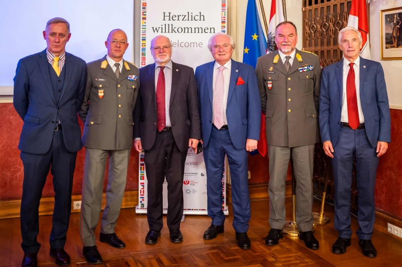 v.l.n.r.: Generalmajor Mag. Ronald Vartok, Generalleutnant Martin Dorfer, Univ.-Prof. Dr. Hermann Mückler, Generalsekretär Senator h. c. Walter J. Gerbautz, Generalmajor Mag. Gerhard Christiner und Vizepräsident Dr. Oskar Wawra.