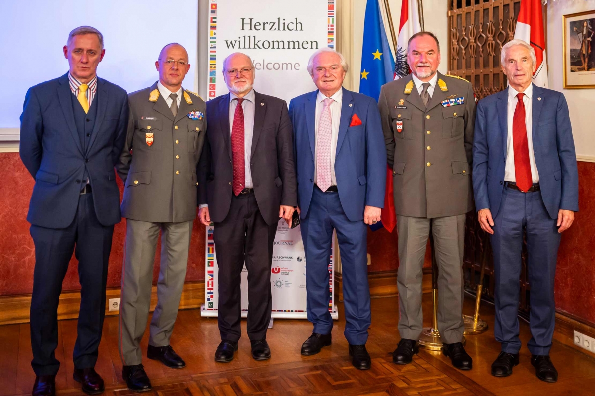 v.l.n.r.: Generalmajor Mag. Ronald Vartok, Generalleutnant Martin Dorfer, Univ.-Prof. Dr. Hermann Mückler, Generalsekretär Senator h. c. Walter J. Gerbautz, Generalmajor Mag. Gerhard Christiner und Vizepräsident Dr. Oskar Wawra.