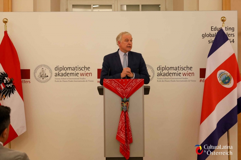 Embajador Dr. Martin Eichtinger, director de la Diplomatische Akademie Wien (Vienna School of International Studies).